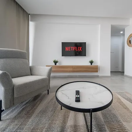 Serene Gardens 2br W Pool Apartament *