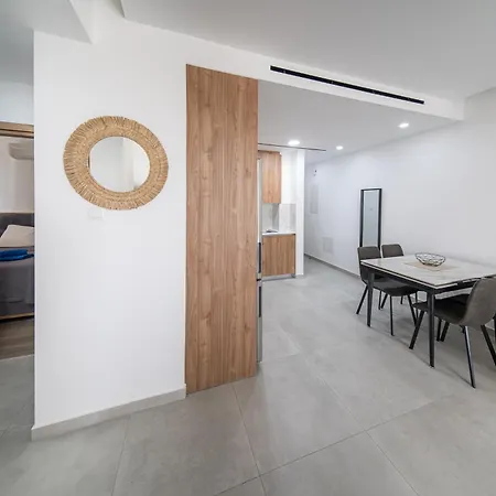 Serene Gardens 2br W Pool Apartament