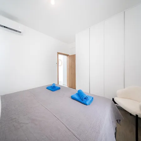 Serene Gardens 2br W Pool Apartament Livadhia