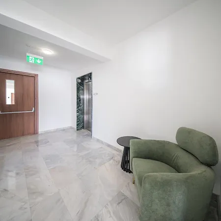 Serene Gardens 2br W Pool Apartament