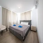 Serene Gardens 2br W Pool Apartment *