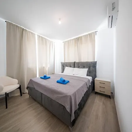 Serene Gardens 2br W Pool Appartement *