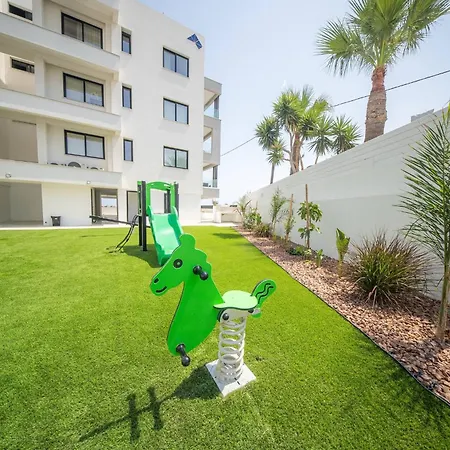 Serene Gardens 2br W Pool Appartement *